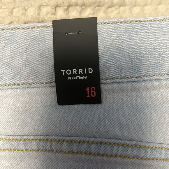 Torrid 5 inch classic denim mid-rise shorts size 16 NWT - Picture 4 of 4